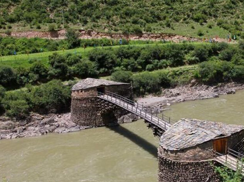 我很較牛的木橋不用一釘一鉚六百年不倒，紅軍長(zhǎng)征曾經(jīng)過